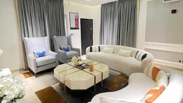 Luxury-Apartment, Balkon, Poolblick | Wohnbereich