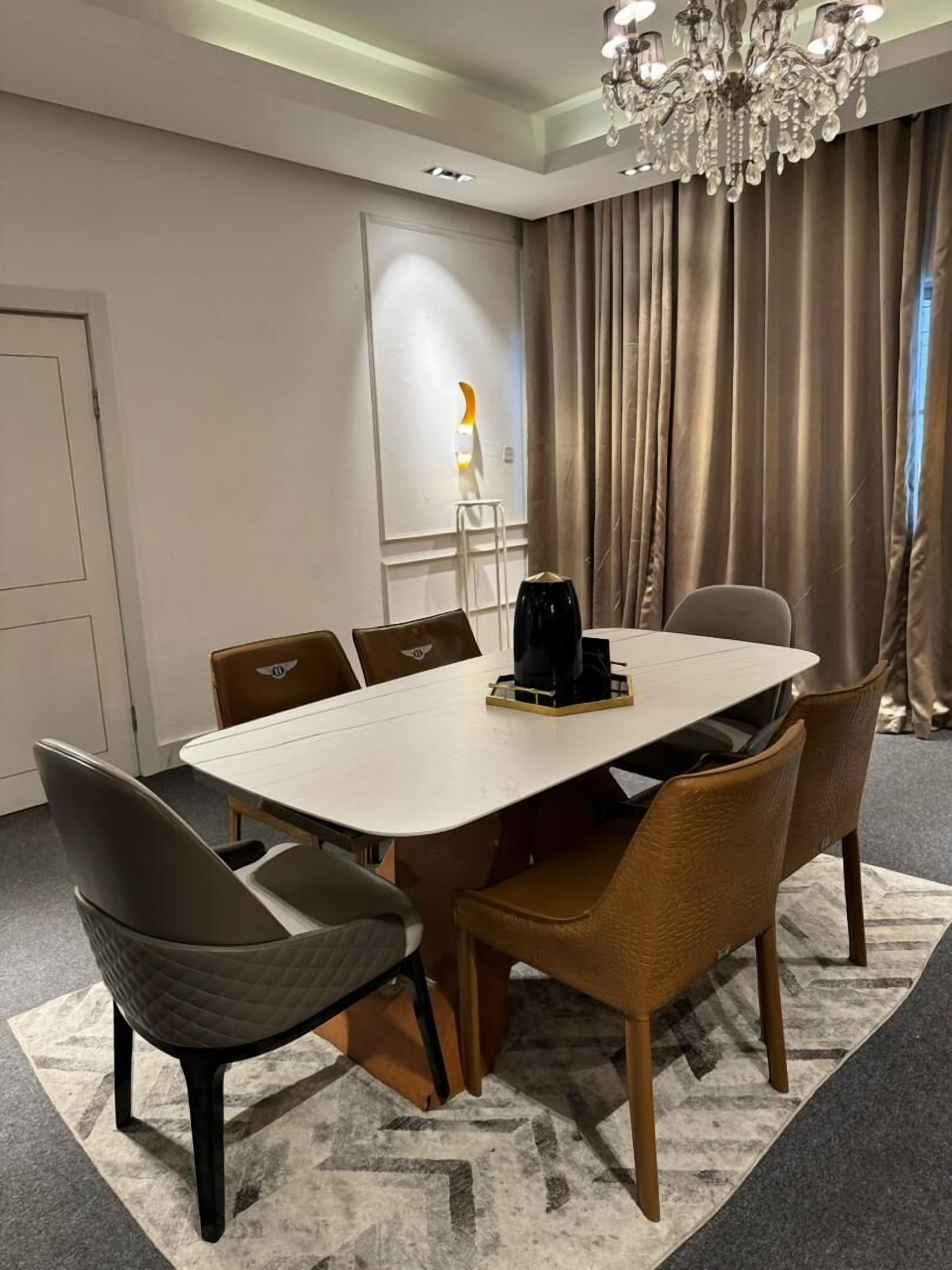 تناول الطعام داخل الغرفة