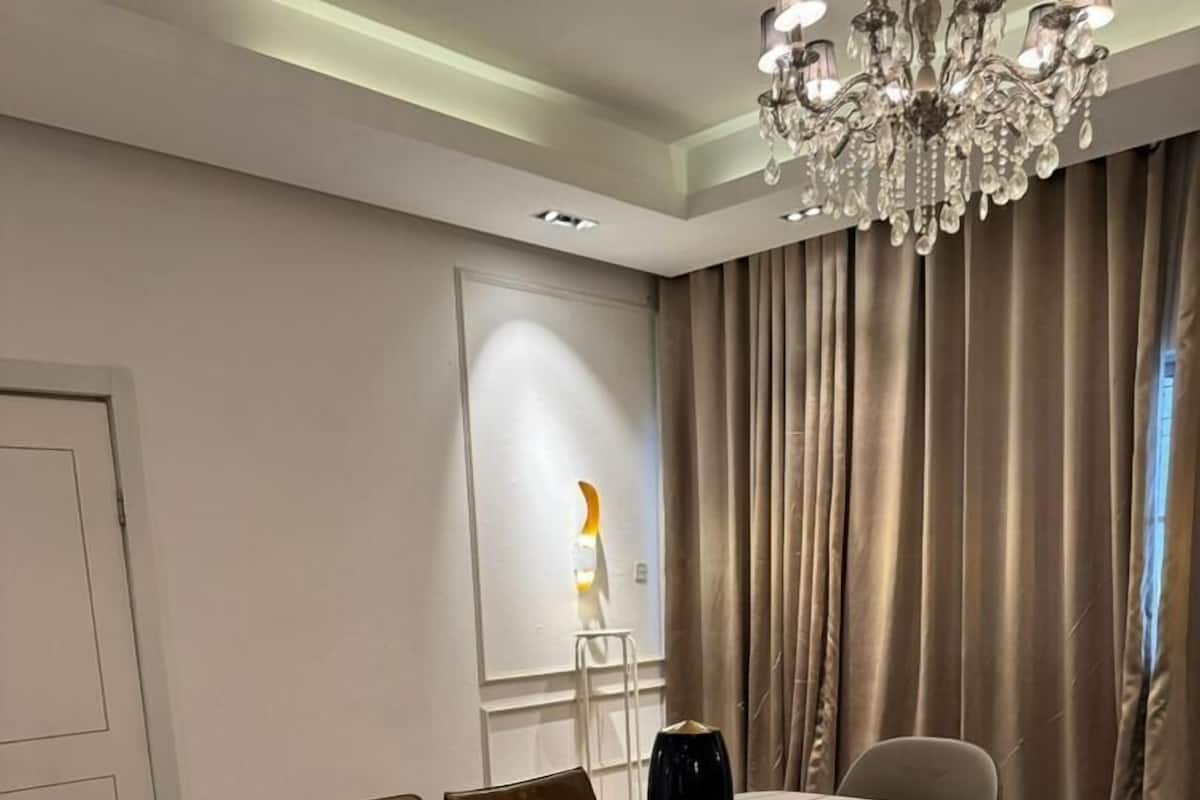 Apartamento superluxo | Opções para refeição no quarto