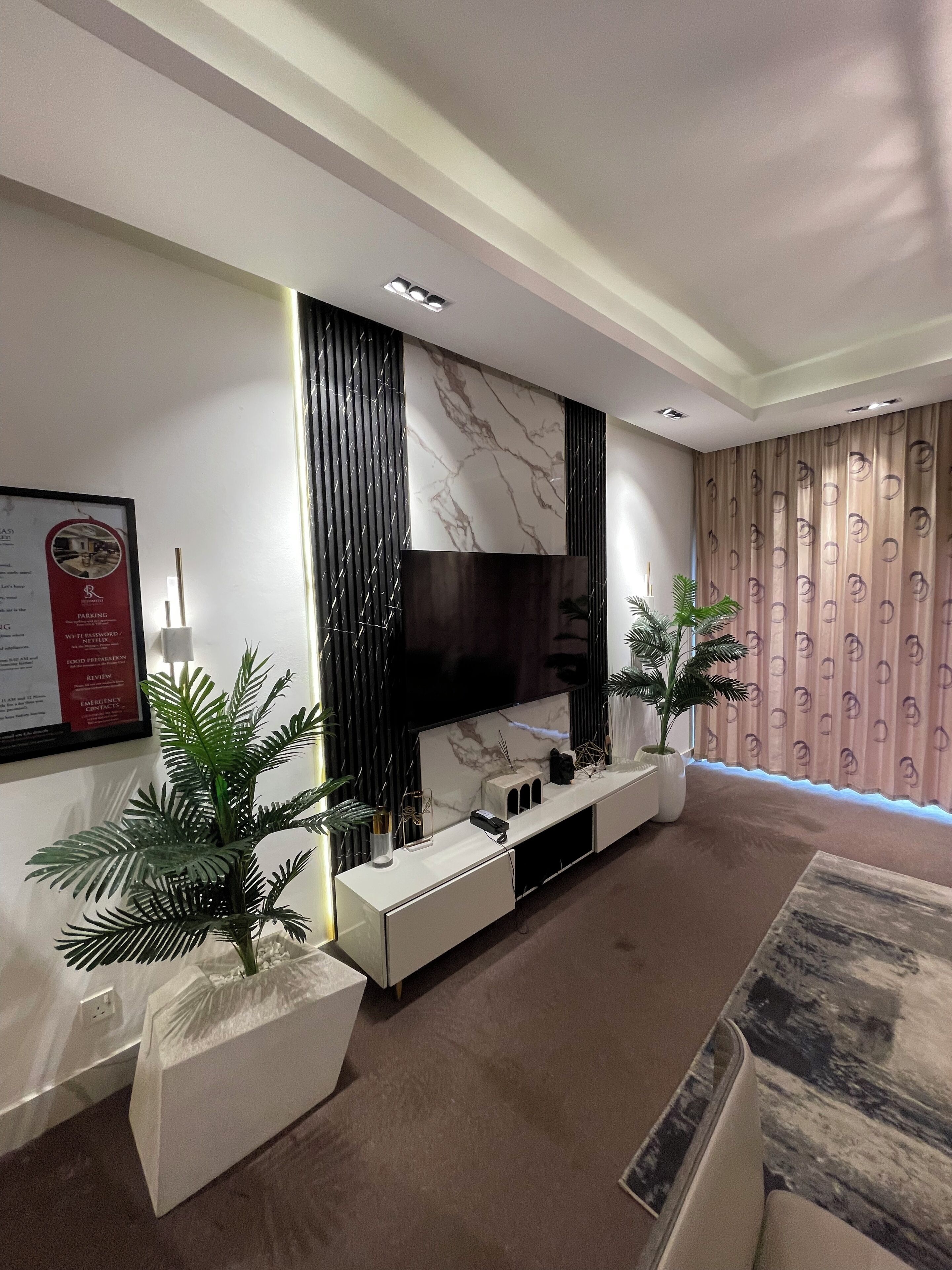 Căn hộ Cao cấp, ban công, quang cảnh hồ bơi | Khu phòng khách