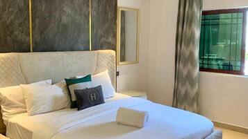 Luksushuoneisto, 1 makuuhuone, jääkaappi ja mikroaaltouuni, näköala uima-altaalle | Ylelliset vuodevaatteet, kannettavalle tietokoneelle sopiva työtila