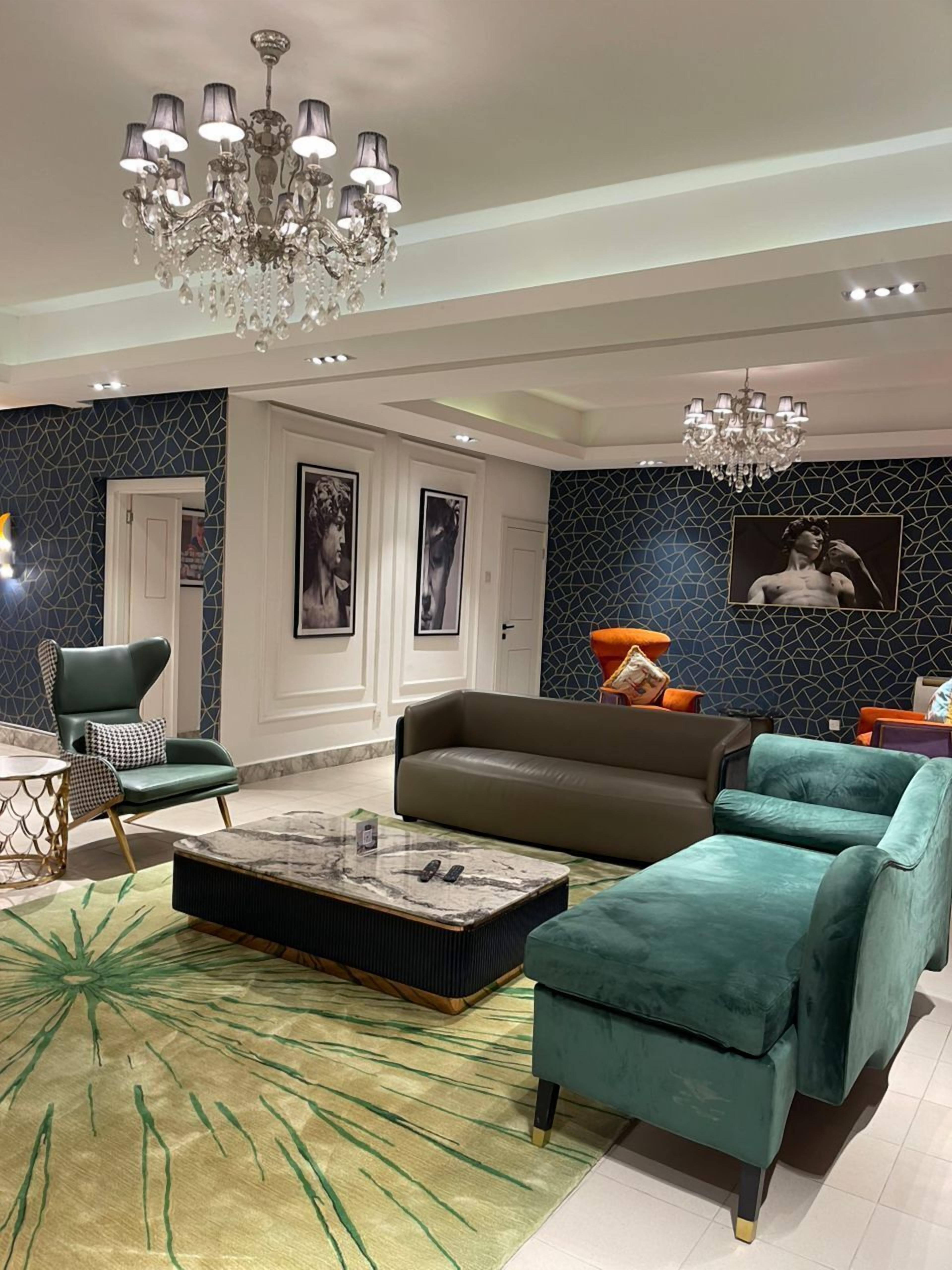 تلفزيون إل إي دي بحجم 6-بوصة يعرض قنوات فضائية، برامج وأفلام نتفليكس