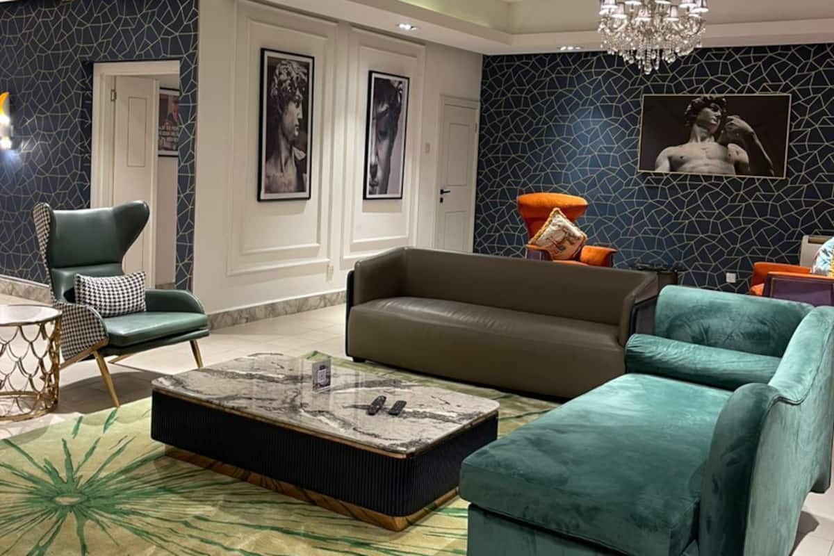 تلفزيون إل إي دي بحجم 6-بوصة يعرض قنوات فضائية، برامج وأفلام نتفليكس