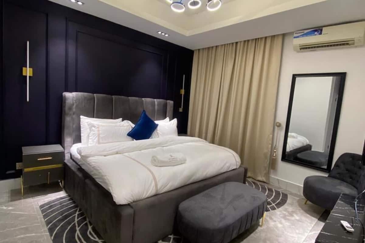 Premium bedding, laptop workspace, iron/ironing board, free WiFi