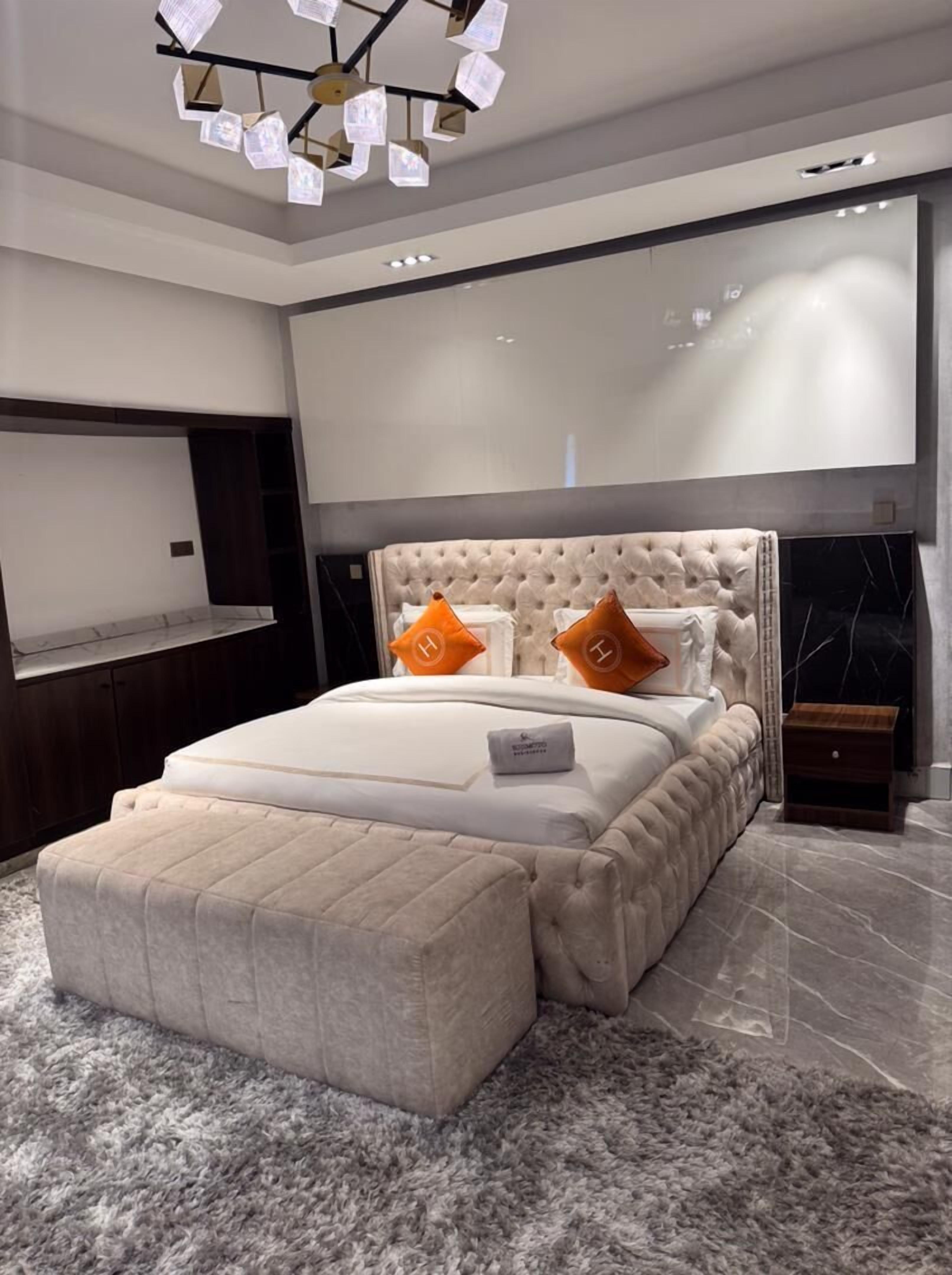 Luxury Apartment | Premium bedding, laptop workspace, iron/ironing board, free WiFi