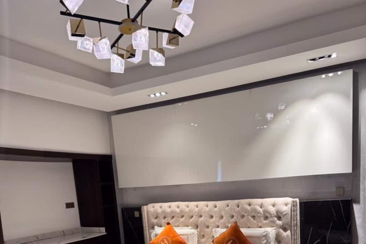 Luxury Apartment | Premium bedding, laptop workspace, iron/ironing board, free WiFi