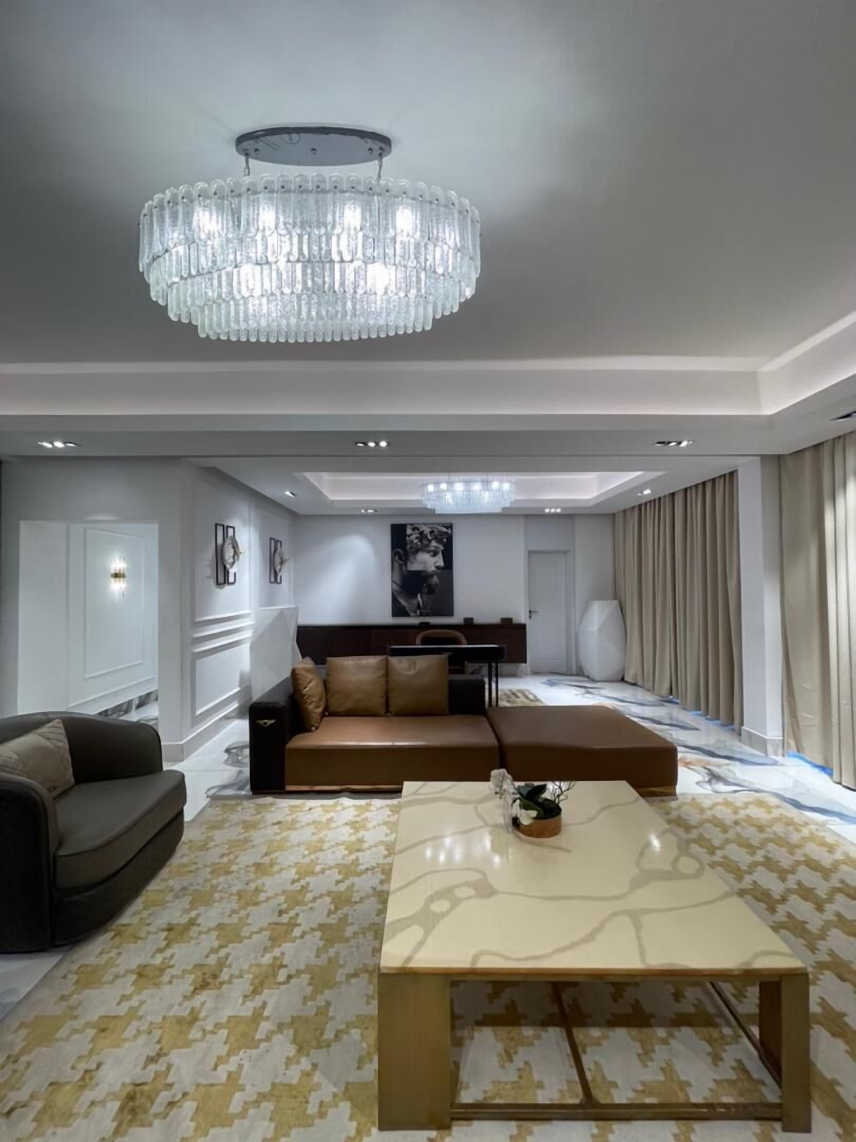 تلفزيون إل إي دي بحجم 6-بوصة يعرض قنوات فضائية، برامج وأفلام نتفليكس