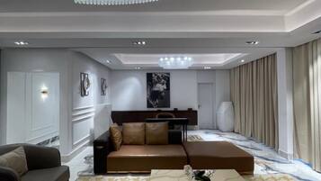 Een 6-inch ledtelevisie met satellietzenders en Netflix