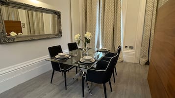 One Bedroom Apartment | Oppholdsområde | TV