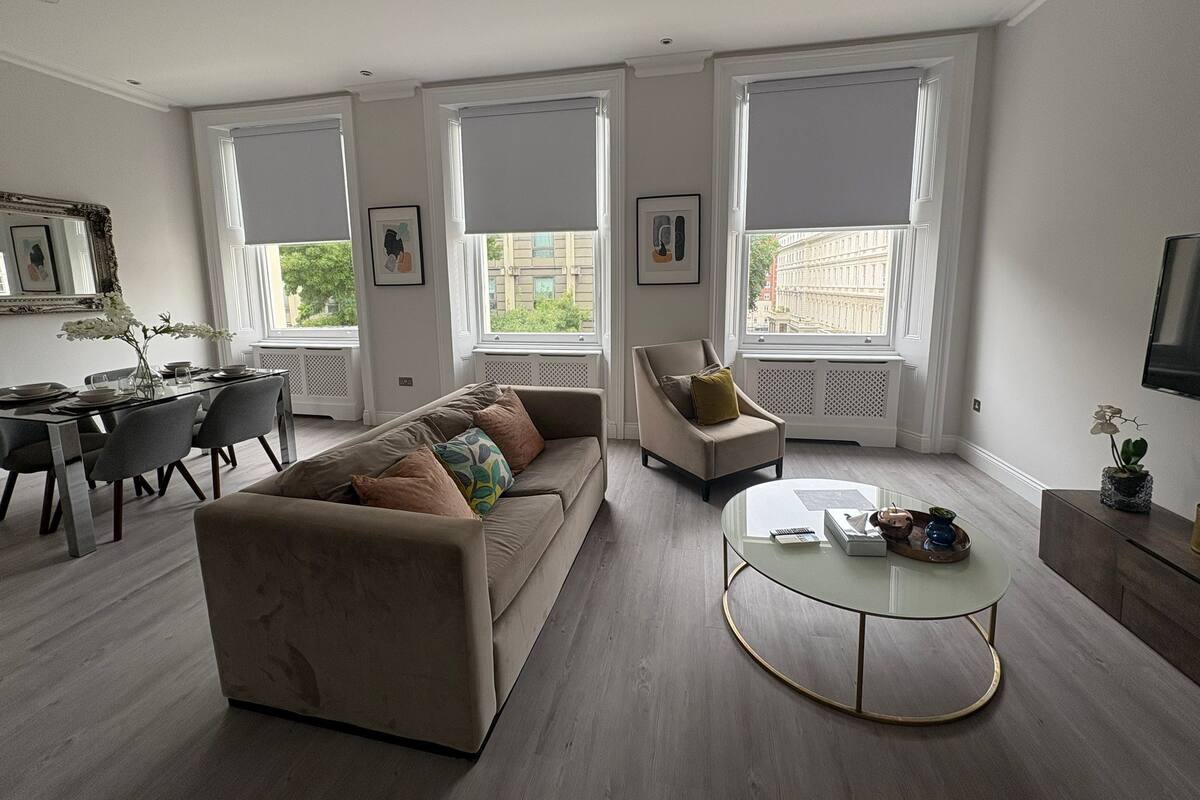 One Bedroom Apartment | Área de sala de estar | Televisión