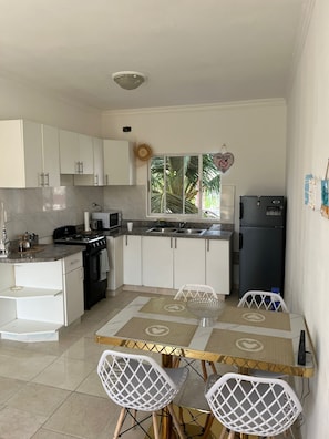 Apartamento, sacada, vista para a piscina | Cozinha privada