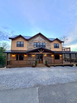 Exterior - New Luxury Escape Minutes to Dollywood & Gatlinburg • EV Charger • Hot Tub (Sevierville)