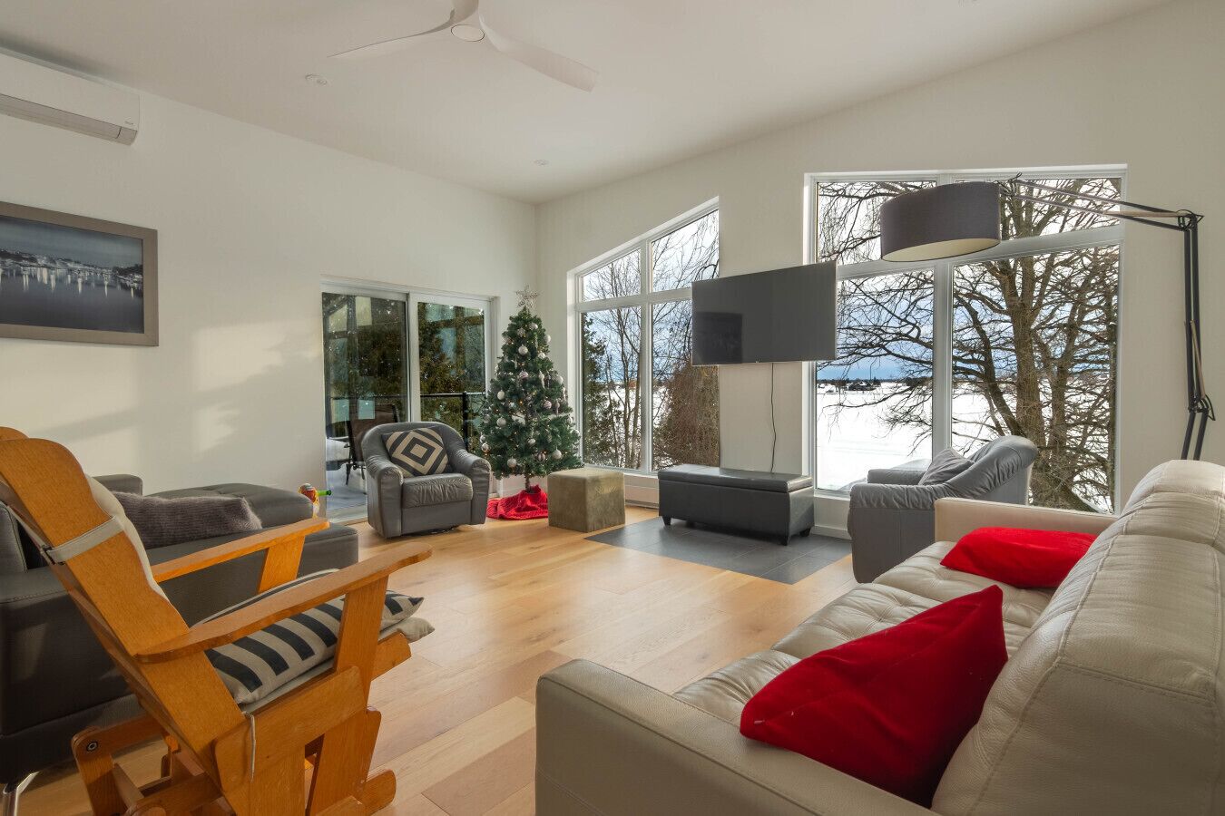 Una Smart TV, una chimenea