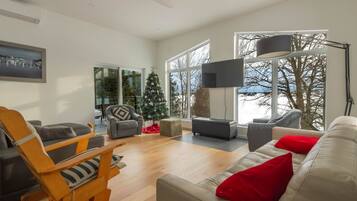 Una Smart TV, una chimenea