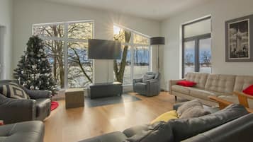 Una Smart TV, una chimenea