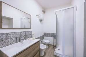 Douche, bidet, serviettes fournies, savon