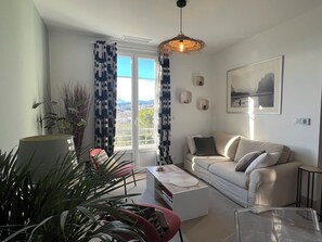 Living area - Apartment in Authentic Niçoise House with Panoramic sea & city view (Nice)