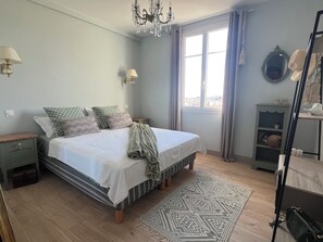 Iron/ironing board, Internet, bed sheets - Apartment in Authentic Niçoise House with Panoramic sea & city view (Nice)