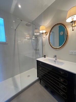 Shower, hair dryer, towels, soap - Apartment in Authentic Niçoise House with Panoramic sea & city view (Nice)