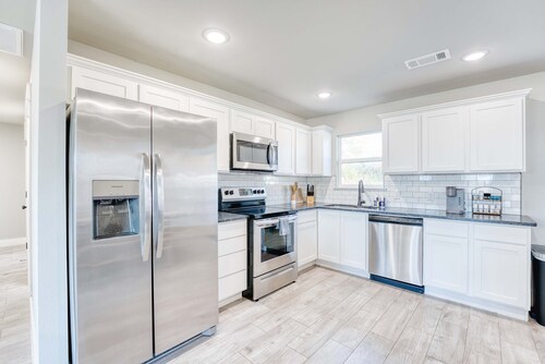 Modern 4BR Retreat Near Downtown & Trails