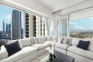 TV - Burj Khalifa View from the Infinity Pool | 2br (Dubai)