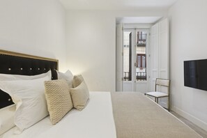 Iron/ironing board, free WiFi, bed sheets - Central Madrid 2BR/2BA Comfort & Convenience (Madrid)