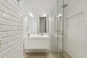 Shower, towels - Central Madrid 2BR/2BA Comfort & Convenience (Madrid)