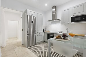 Dishwasher - Central Madrid 2BR/2BA Comfort & Convenience (Madrid)