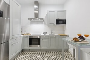 Dishwasher - Central Madrid 2BR/2BA Comfort & Convenience (Madrid)
