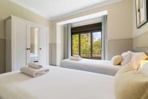 3 Schlafzimmer, Zimmersafe, Schreibtisch, Bügeleisen/Bügelbrett