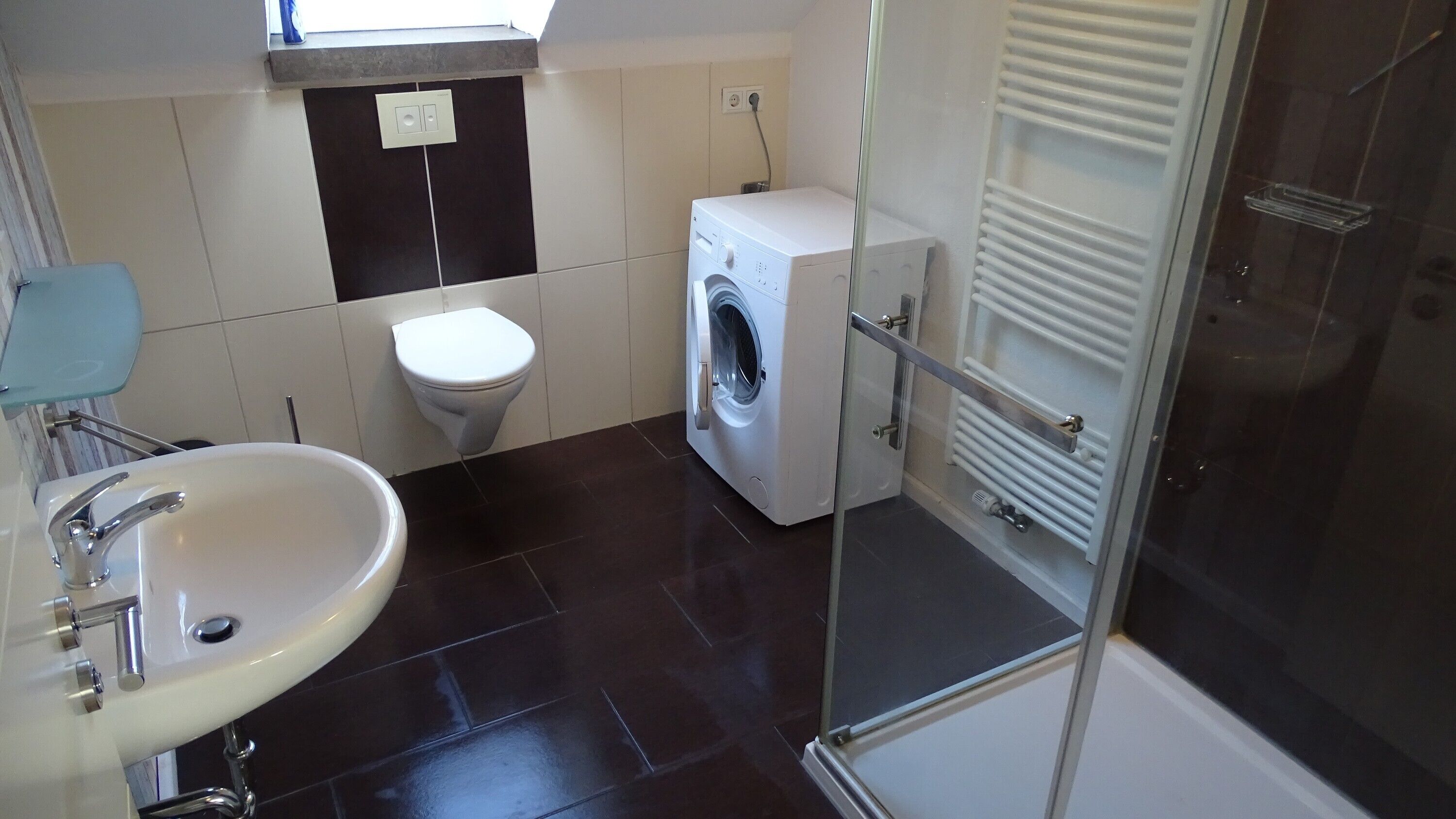 Een douche, een haardroger, handdoeken