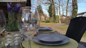 Outdoor dining - Apartment 'Overlinger Gästehaus' with Private Terrace, Private Garden and Wi-Fi (Westoverledingen)