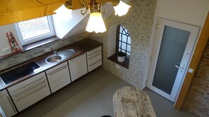 Jääkaappi, mikroaaltouuni, uuni, liesi