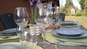 Outdoor dining - Apartment 'Overlinger Gästehaus' with Private Terrace, Private Garden and Wi-Fi (Westoverledingen)