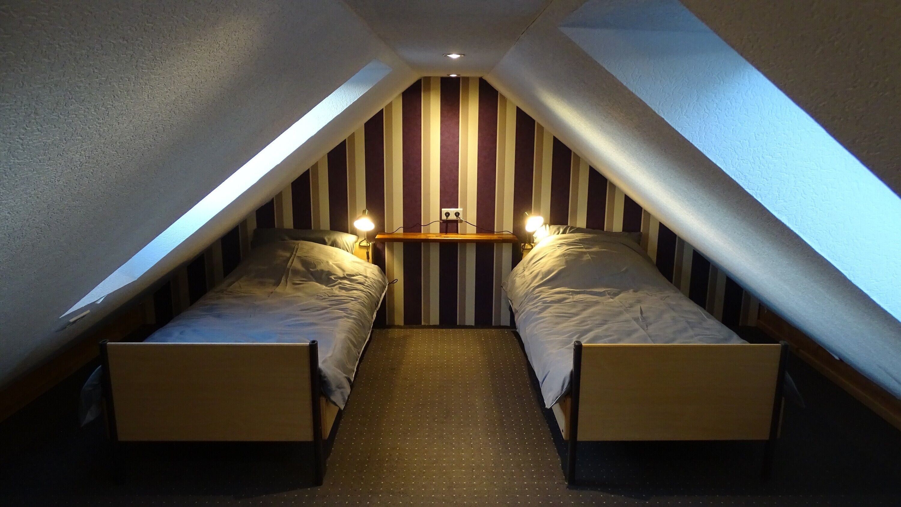 Een strijkplank/strijkijzer, wifi, beddengoed