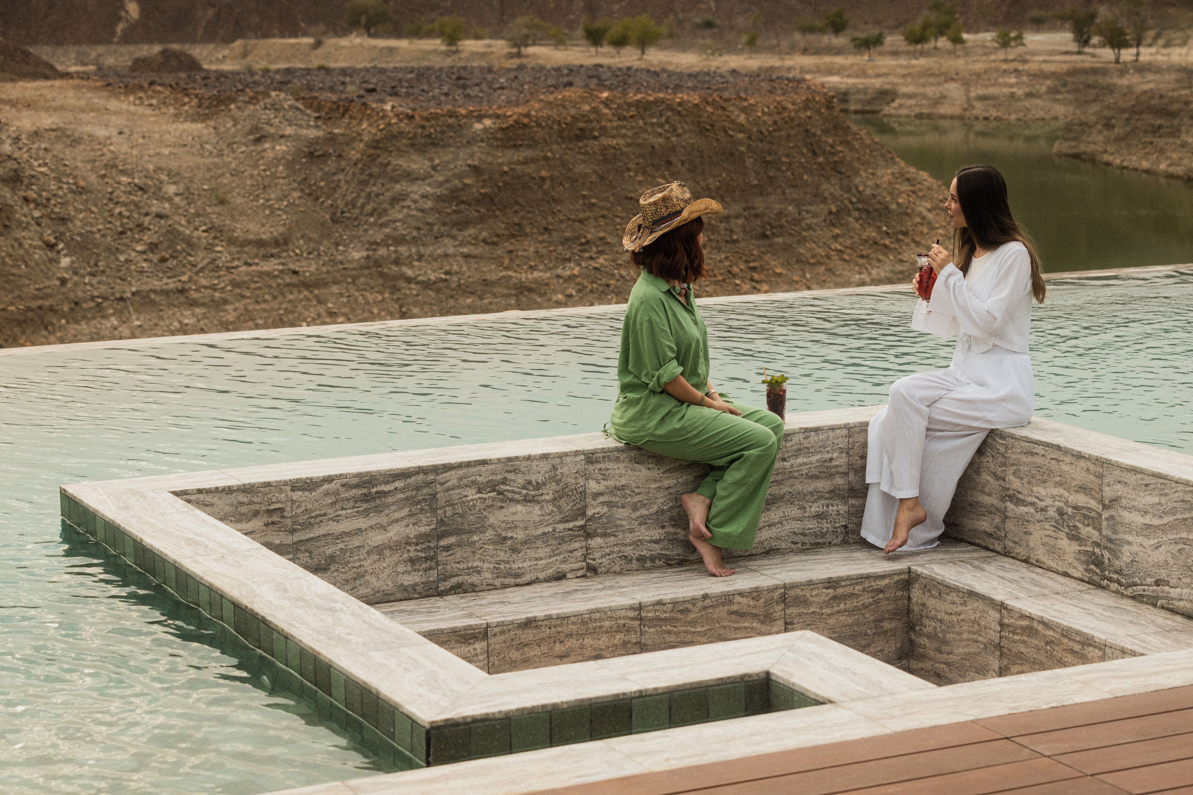 Una piscina al aire libre, sillones reclinables de piscina