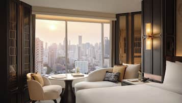 DELUXE CORNER King | Premium bedding, down duvets, minibar, in-room safe