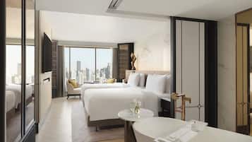 Una habitación de hotel moderna con dos camas, un ventanal con vistas a la ciudad, una mesa redonda y una bañera.
