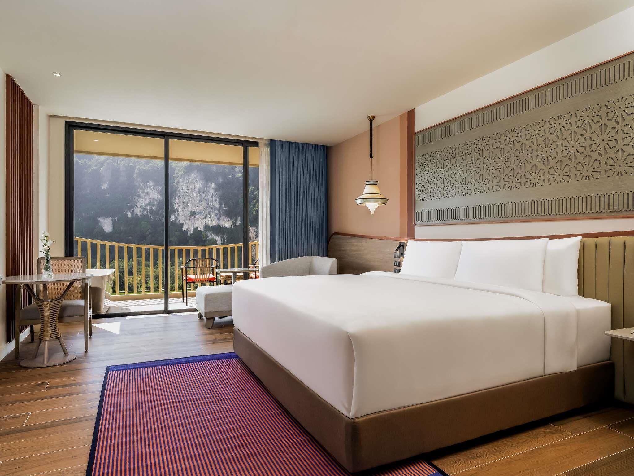 Premier Room, 1 King Bed | Soundproofing, iron/ironing board, free WiFi