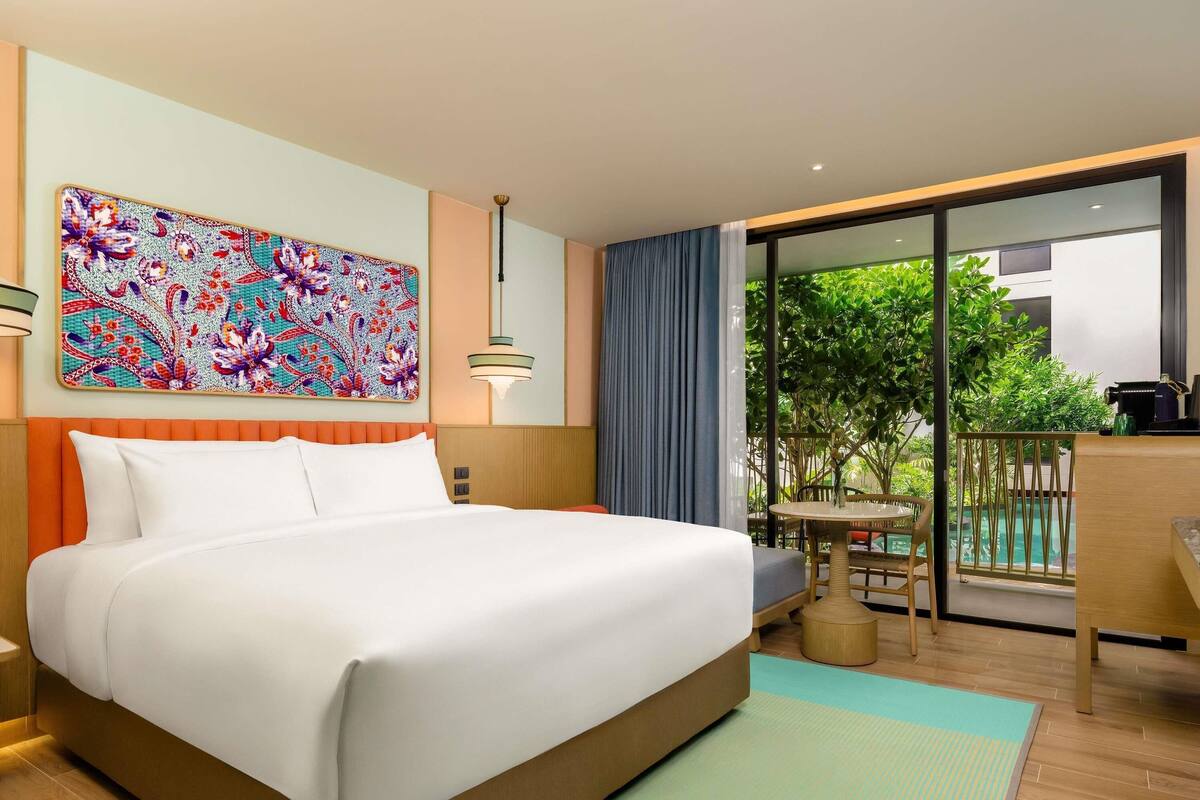 Deluxe Room, 1 King Bed | Soundproofing, iron/ironing board, WiFi (free)