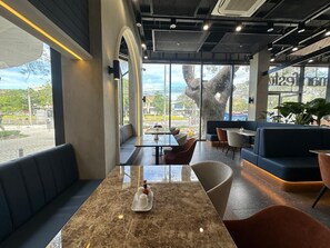 Desayuno completo diario (PHP 880 por persona)