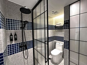 Shower, rainfall showerhead, free toiletries, hair dryer - ibis Styles Subic (Olongapo)