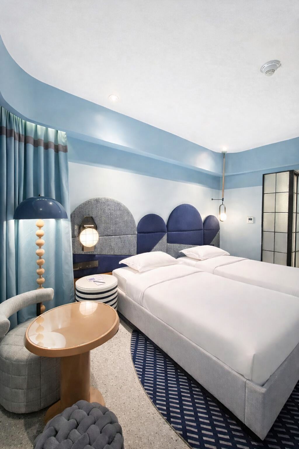 Artículos del minibar gratis, cortinas blackout y cunas 