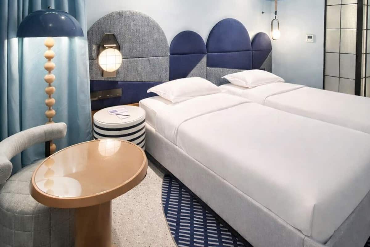 Artículos del minibar gratis, cortinas blackout y cunas