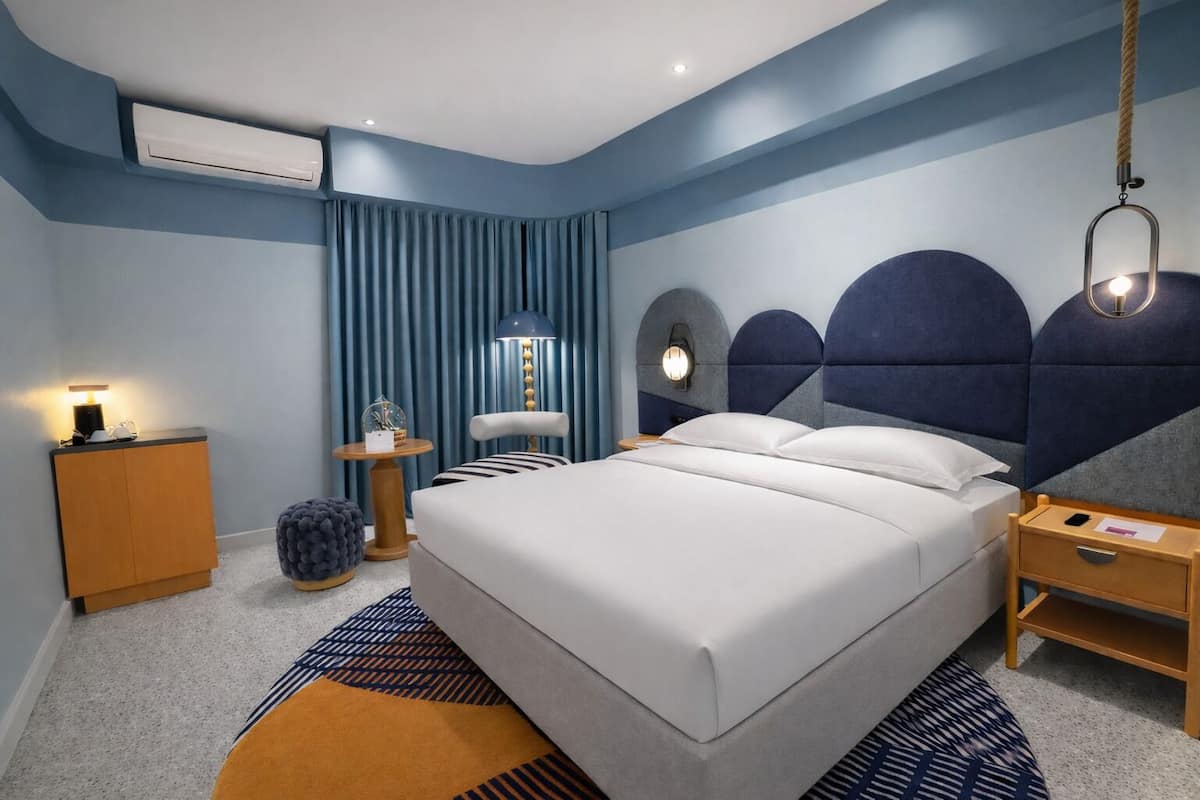 Artículos del minibar gratis, cortinas blackout y cunas