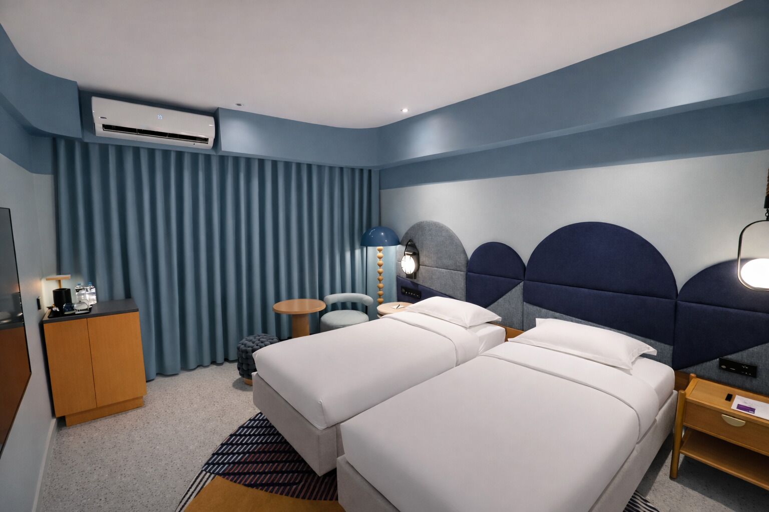 Artículos del minibar gratis, cortinas blackout y cunas 