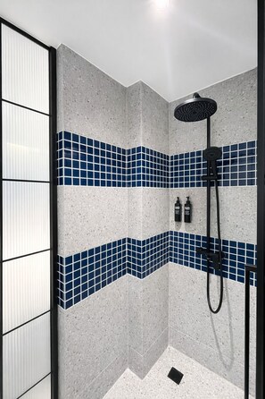 Bathroom shower - ibis Styles Subic (Olongapo)
