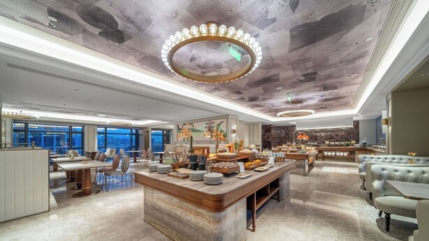 A spacious hotel lobby with a central bar area, seating arrangements, and a modern ceiling design. - Mercure Hangzhou Gongshu Wanda Plaza (Hangzhou)