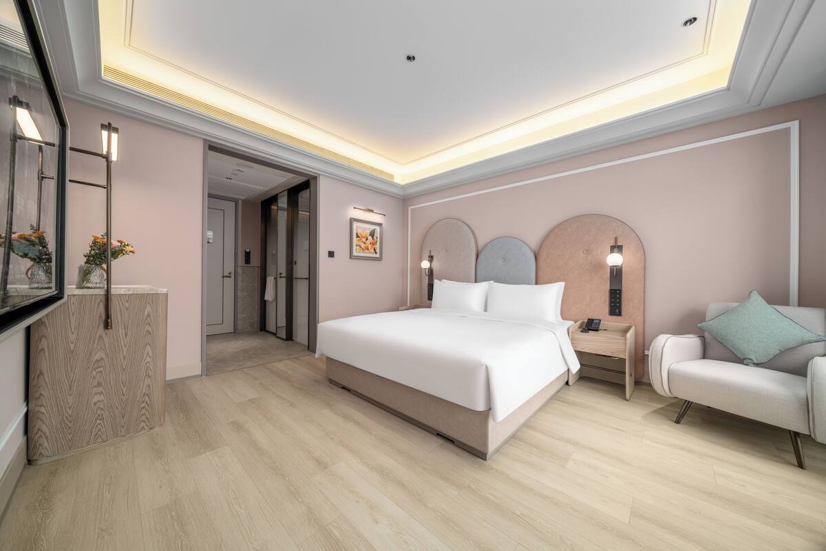 Kamar Deluks, 1 Tempat Tidur King | Minibar gratis, tirai kedap cahaya, dan kedap suara