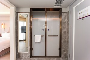 Superior Room, 1 King Bed | Bathroom | Shower, hair dryer, slippers, towels - Mercure Jinan West Railway Station (Jinan)